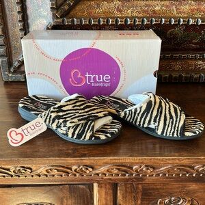 Baretraps Slippers Jersie NWT in original box 💕